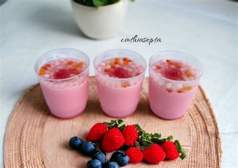 Resep Puding Stroberi Cup Oleh Cinthia Septa Cookpad