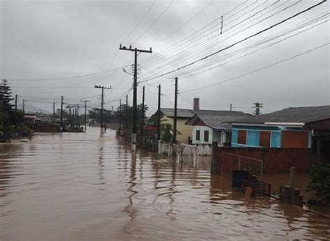 Enchente deixa comunidades isoladas em cidades da região Rádio Araranguá