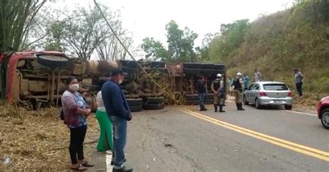 Carreta tomba na MGC 259 e causa congestionamento carga de pó de brita