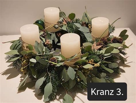 Moderne Adventskränze frisch gebunden mit Tannengrün Mix Eukalyptus