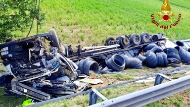 Finisce Fuori Dalla Carreggiata Autostradale Con Il Tir E Si Ribalta