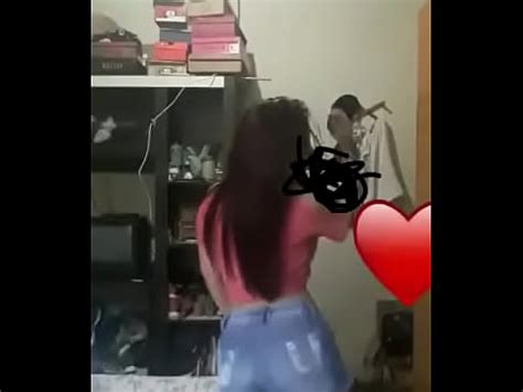 Gostosa novinha dançando funk de shortinho XVIDEOS