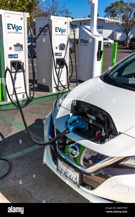 El Coche El Ctrico De Las Hojas De Nissan Se Recarga En La Estaci N De