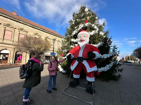 Video Djed Mraz I Sobovi Stigli U Centar Grada