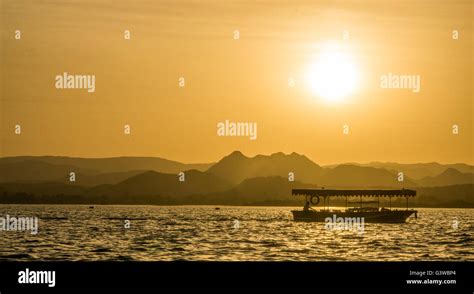 Sunset at Lake Pichola Udaipur Stock Photo - Alamy