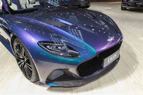 阿斯顿马丁DBSDBS Superleggera V12 Volante Q定制幻彩光谱蓝前格栅侧俯拍图片 汽车图片大全 易车