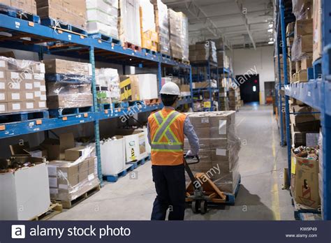 Trabajador Empujando Gato Elevador De Pal S Con Cajas De Cart N En