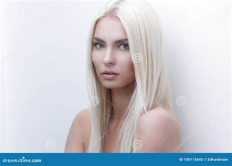 Visage En Gros Plan De Belle Femme Blonde Image Stock Image Du Forgetfulness Cheveu 100115643