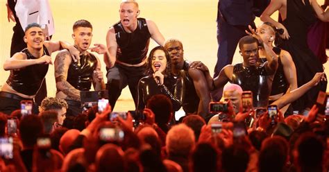 El cruce hot entre Rosalía y Rauw Alejandro en la ceremonia de los Latin Grammy Infobae