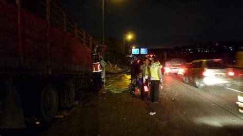 BREAKING NEWS Tabrakan Karambol Di Tol Tembalang Semarang Libatkan