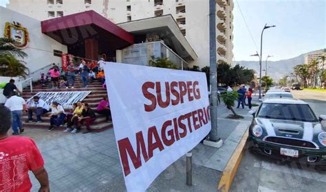 Protestan Maestros Del SUSPEG En Finanzas De Costa Azul Exigen