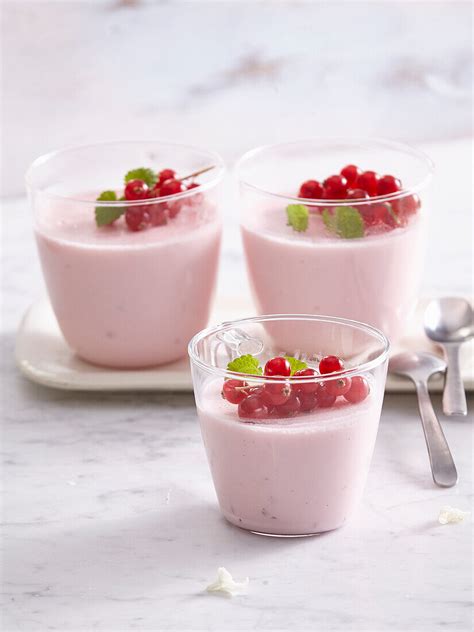 Rotes Johannisbeer Panna Cotta Bilder Kaufen 13486229 Stockfood