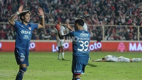 Unión fue más y goleó a Independiente en el 15 de Abril