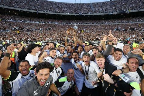 Botafogo supera expulsão tem atuação heroica e conquista a