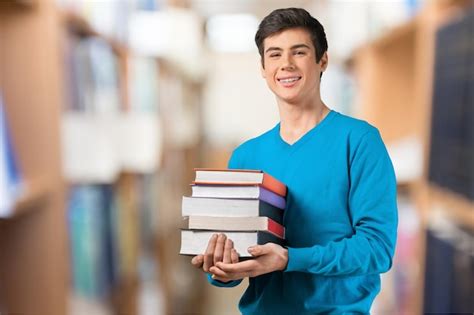 Joven Estudiante Universitario Masculino Con Libros Foto Premium