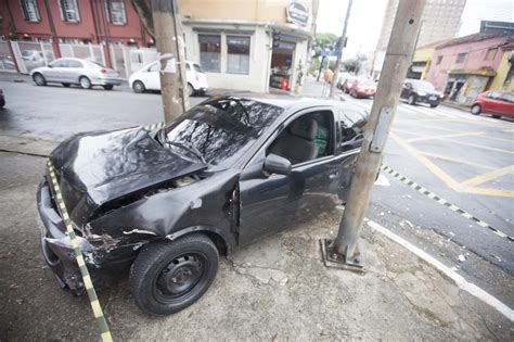 Carro Colide Em Poste Em Sp Ap S Persegui O Policial Iniciada Em