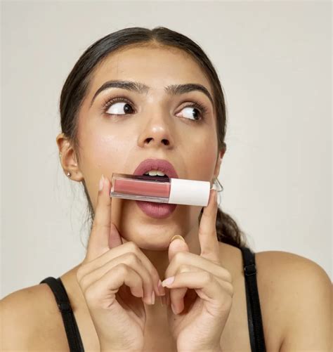 The Rise Of Nude Brown Lipstick In Fashion Era Beauty