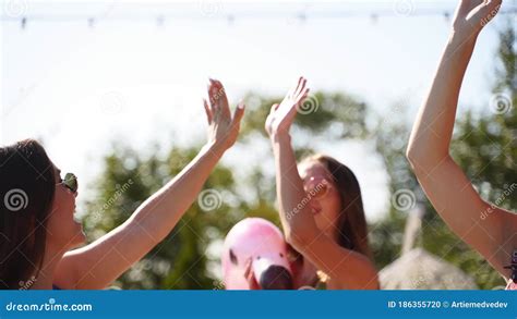 Belle Ragazze Fighe In Bikini Che Corrono Con Un Fenicottero Gonfiabile In Piscina Dando Cinque