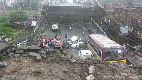 Crolla Un Ponte A Calcutta In India Morti E Feriti Huffpost Italia