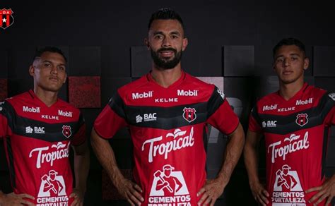 Alajuelense presentó su nuevo uniforme inspirado en el equipo de 1941