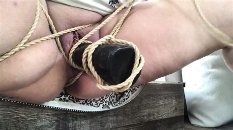 Schwangere MILf Fistet Ihre Gepiercte Riesige Feuchte Muschi XHamster