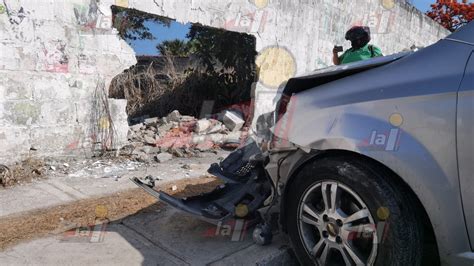 Conductora choca contra la barda de una escuela en la colonia Polvorín