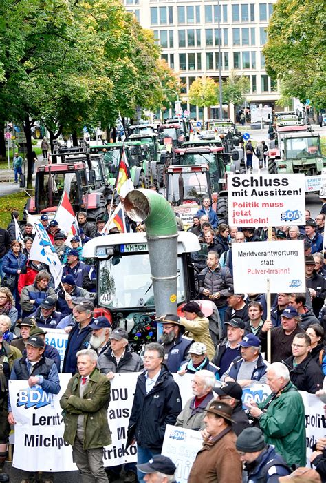 Milchbauern Protestieren Vor Der Staatskanzlei