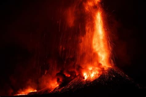 Galerie Foto Etna Cel Mai Activ Vulcan Din Europa A Erupt Din Nou