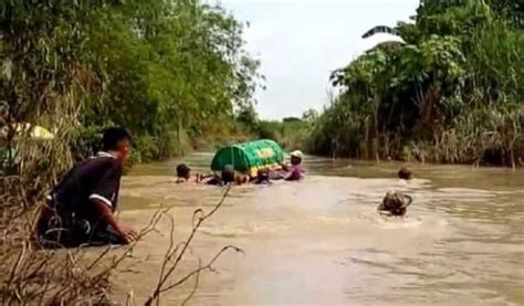 Tak Ada Jembatan Warga Gorekan Lor Gresik Terpaksa Hanyutkan Jenazah