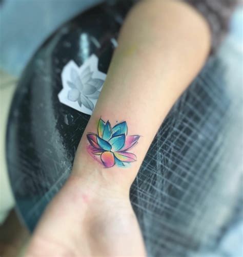 Fiore Di Loto Tatuaggio Significato E Disegni Da Scegliere