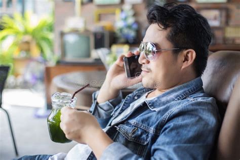 Hombre Joven Con La Relajaci N Sonriente Del Smartphone En El Caf