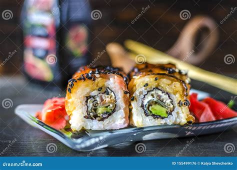 Petits Pains De Sushi Avec Les Poissons Rouges Photo Stock Image Du