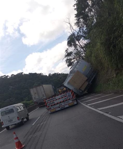 Carga de carreta cai no acostamento da Dutra em Piraí Diário do Vale