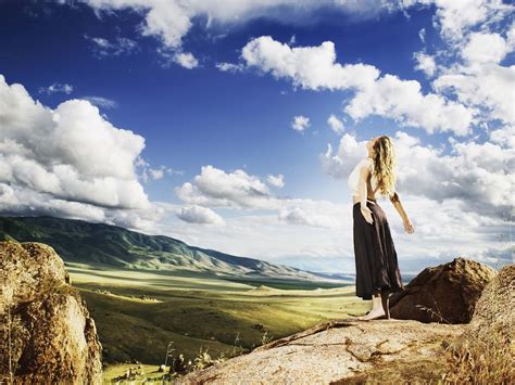 Fonds d écran Fille blonde vue arrière nuages montagnes soleil 3840x2160 UHD 4K image
