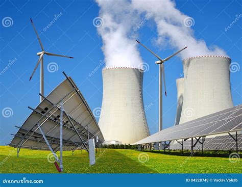 Sonnenkollektoren Windkraftanlagen Und Atomkraftwerk Stockfoto Bild