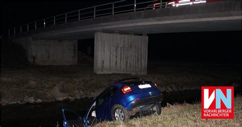 Autofahrer Landet Im Kanal Und Fl Chtet Ins Ried Vorarlberger