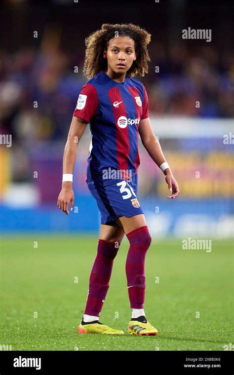 Vicky Lopez of FC Barcelona looks on during the La Liga F match between
