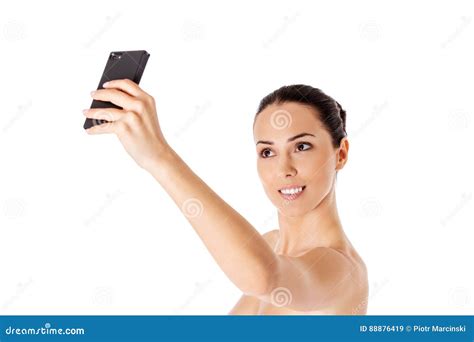 Mulher Bonita Do Nude Que Toma O Selfie No Fundo Branco Imagem De Stock Imagem De Peito