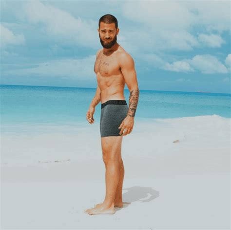 Il maestro di yoga più sexy che abbiate mai visto viaggio nell Instagram di Patrick Beach Gay it