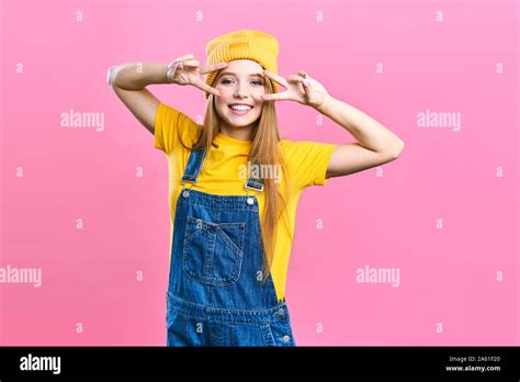 Petite fille blonde en jean Banque de photographies et dimages à haute résolution Alamy