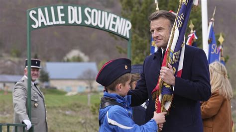 E Anniversaire De La Lib Ration Emmanuel Macron Rend Un Hommage