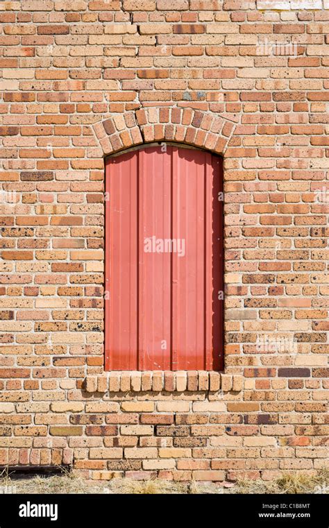 Brick arch window hi-res stock photography and images - Alamy