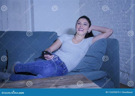 Giovane Bella E Donna Latina Felice Sul Suo S Che Tiene La Ripresa Esterna Della Tv Che Gode A