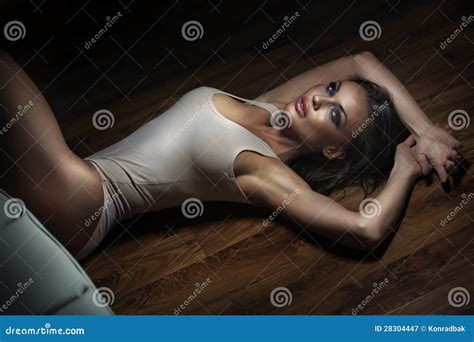 Mooie Brunette In Sensuele Positie Inzake De Vloer Stock Afbeelding Image Of Vrij Meisje