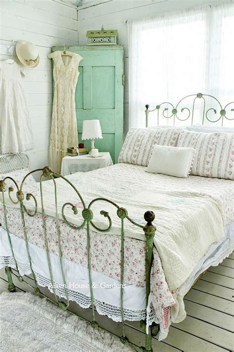 25 Delicate Shabby Chic Bedroom Decor Ideas - Shelterness