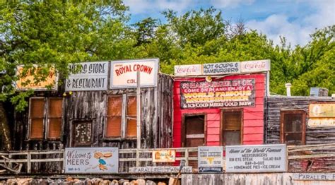 The Middle Of Nowhere General Store With Some Of The Best Burgers In