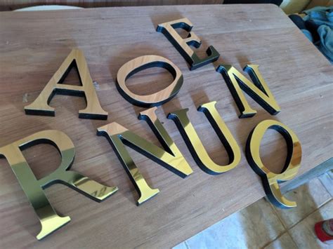 Letras Pvc Expandido 20mm Faces Em Acm Espelhado Dourado