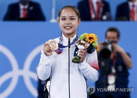 Moon felicita a la gimnasta surcoreana por la medalla olímpica