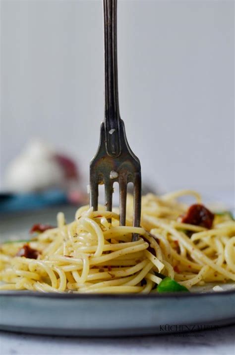 Spaghetti Aglio E Olio Mit Getrockneten Tomaten Und Spinat K Chenzauber