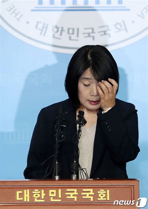 기자회견 도중 땀 닦는 윤미향 당선인